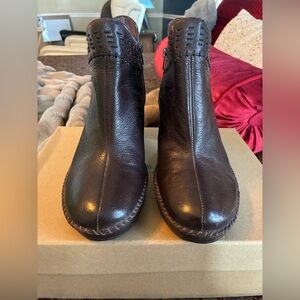 Women’s Elegant Brown Leather Ankle Boots by Indigo Size 8M.